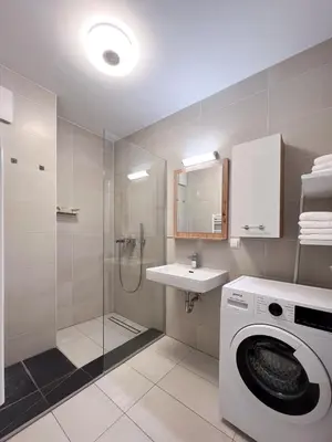 Ein Badezimmer in der Unterkunft Modern apartment w/ cozy balcony near city center