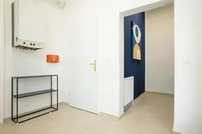 Grundriss der Unterkunft Contemporary apartment with a balcony.