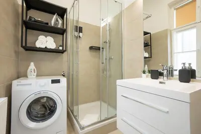 Ein Badezimmer in der Unterkunft Contemporary apartment with a balcony.