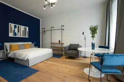 Ein Bett oder Betten in einem Zimmer der Unterkunft Contemporary apartment with a balcony.