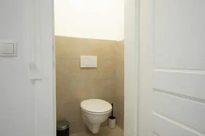 Ein Badezimmer in der Unterkunft Contemporary apartment with a balcony.