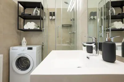 Ein Badezimmer in der Unterkunft Contemporary apartment with a balcony.