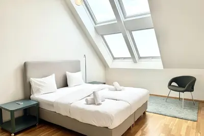 Ein Bett oder Betten in einem Zimmer der Unterkunft Spacious Penthouse in Favoriten