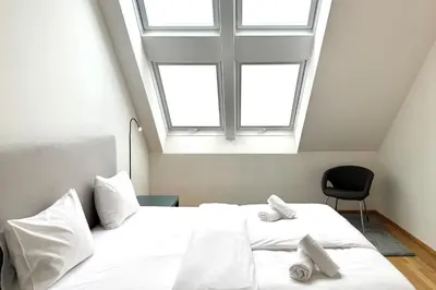 Ein Bett oder Betten in einem Zimmer der Unterkunft Spacious Penthouse in Favoriten