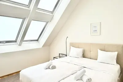 Ein Bett oder Betten in einem Zimmer der Unterkunft Spacious Penthouse in Favoriten