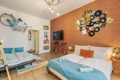 Ein Bett oder Betten in einem Zimmer der Unterkunft Einzigartiges Upcycling DREAM Apt.