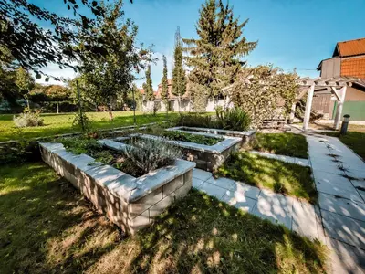 Ein Garten an der Unterkunft Vienna Green - Modern New Apartment, Old Danube