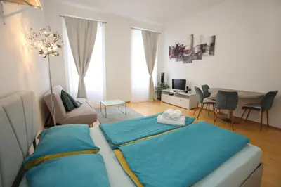 Ein Bett oder Betten in einem Zimmer der Unterkunft Downtown Bliss Modern Retreat with FREE parking and FAST Internet 600 MBits