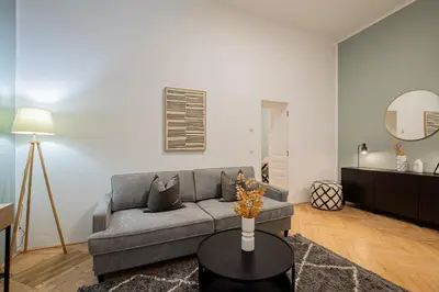 Ein Sitzbereich in der Unterkunft Charming APT perfect for 4-6 tram, self-checkin