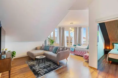 Ein Sitzbereich in der Unterkunft „Royal Loft View“ Rooftop Nähe Stadtzentrum
