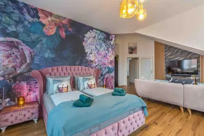 Ein Bett oder Betten in einem Zimmer der Unterkunft „Royal Loft View“ Rooftop Nähe Stadtzentrum