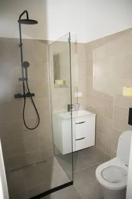 Ein Badezimmer in der Unterkunft RRooms City Smart A