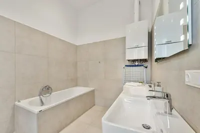 Ein Badezimmer in der Unterkunft Rochus-Market City Apartment is Calling - by 4ty3 Apartments