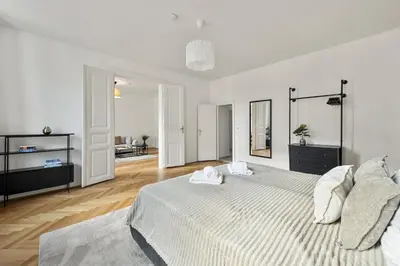 Ein Bett oder Betten in einem Zimmer der Unterkunft Rochus-Market City Apartment is Calling - by 4ty3 Apartments