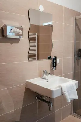 Ein Badezimmer in der Unterkunft LAX Apartments