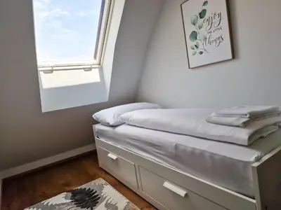 Ein Bett oder Betten in einem Zimmer der Unterkunft Newly renovated 3 bedroom Apartment with AC and bath tub
