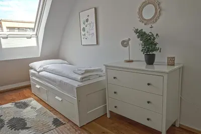 Ein Bett oder Betten in einem Zimmer der Unterkunft Newly renovated 3 bedroom Apartment with AC and bath tub