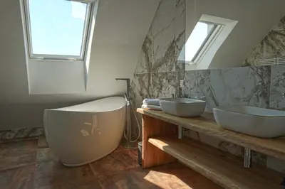 Ein Badezimmer in der Unterkunft Newly renovated 3 bedroom Apartment with AC and bath tub