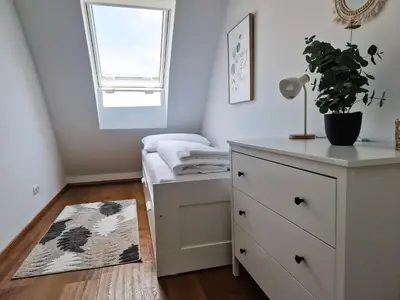 Ein Bett oder Betten in einem Zimmer der Unterkunft Newly renovated 3 bedroom Apartment with AC and bath tub