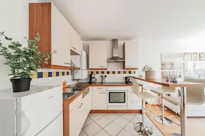 Küche/Küchenzeile in der Unterkunft Helle Wohnung - Free Parking (Höhe max. 1,52m)