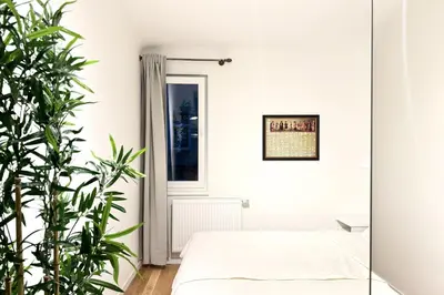 Ein Bett oder Betten in einem Zimmer der Unterkunft Newly Renovated Apartment at Yppenplatz