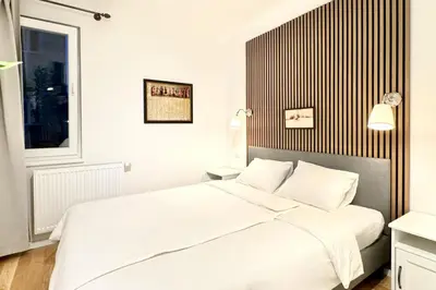 Ein Bett oder Betten in einem Zimmer der Unterkunft Newly Renovated Apartment at Yppenplatz