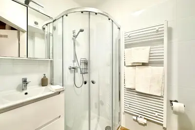 Ein Badezimmer in der Unterkunft Newly Renovated Apartment at Yppenplatz
