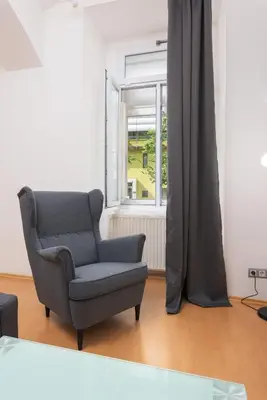 Ein Sitzbereich in der Unterkunft Spacious Austrian Style Apartment close to City Center Landstraße