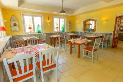Ein Restaurant oder anderes Speiselokal in der Unterkunft Hotel Elia