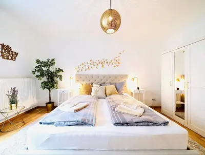 Ein Bett oder Betten in einem Zimmer der Unterkunft GOLDEN SPACE close to Schönbrunn by JR City Apartments