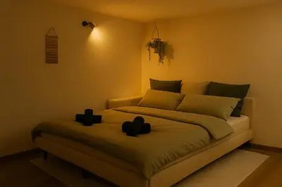 Ein Bett oder Betten in einem Zimmer der Unterkunft Gesamtes Haus mit Garten - 100% Privatsphäre