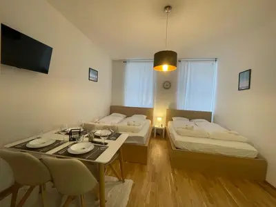 Ein Bett oder Betten in einem Zimmer der Unterkunft Cozy 5-Person Apartment in Vienna 6