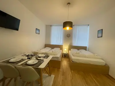Ein Bett oder Betten in einem Zimmer der Unterkunft Cozy 5-Person Apartment in Vienna 6