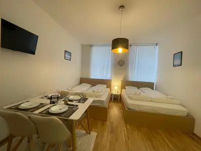 Ein Bett oder Betten in einem Zimmer der Unterkunft Cozy 5-Person Apartment in Vienna 6