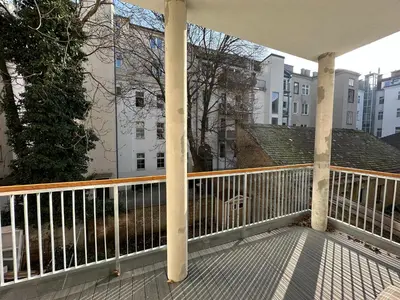 Ein Balkon oder eine Terrasse in der Unterkunft Cozy 5-Person Apartment in Vienna 6