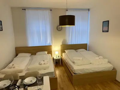 Ein Bett oder Betten in einem Zimmer der Unterkunft Cozy 5-Person Apartment in Vienna 6