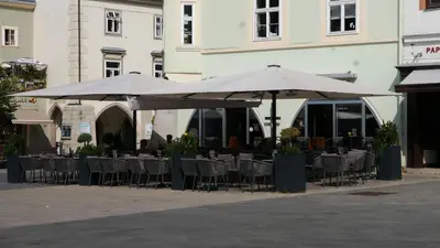 Ein Restaurant oder anderes Speiselokal in der Unterkunft EA-Modernes Studio nähe Hauptplatz