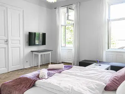 Ein Bett oder Betten in einem Zimmer der Unterkunft Vibrant 3BR near AKH Hospital - Perfect for Groups