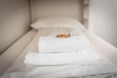Ein Bett oder Betten in einem Zimmer der Unterkunft CENTRAL & AFFORDABLE by JR City Apartments