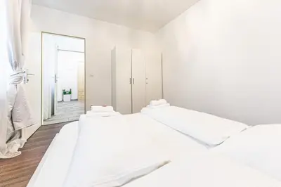 Ein Bett oder Betten in einem Zimmer der Unterkunft CENTRAL & AFFORDABLE by JR City Apartments