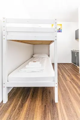 Ein Bett oder Betten in einem Zimmer der Unterkunft CENTRAL & AFFORDABLE by JR City Apartments