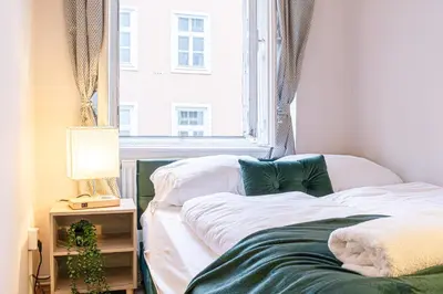 Ein Bett oder Betten in einem Zimmer der Unterkunft Spacious 2BR Apartment with Living Room in Central Vienna