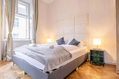 Ein Bett oder Betten in einem Zimmer der Unterkunft Spacious 2BR Apartment with Living Room in Central Vienna