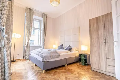 Ein Bett oder Betten in einem Zimmer der Unterkunft Spacious 2BR Apartment with Living Room in Central Vienna