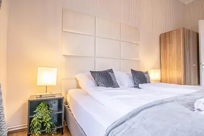 Ein Bett oder Betten in einem Zimmer der Unterkunft Spacious 2BR Apartment with Living Room in Central Vienna