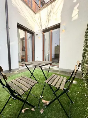 Ein Garten an der Unterkunft Möbliertes Apartment mit Terrasse