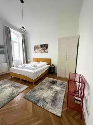 Ein Bett oder Betten in einem Zimmer der Unterkunft Authentic 2-bedroom apartment