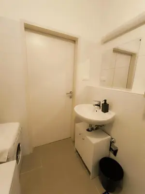 Ein Badezimmer in der Unterkunft pretty apartment next to metro station