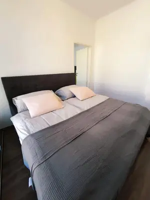 Ein Bett oder Betten in einem Zimmer der Unterkunft pretty apartment next to metro station