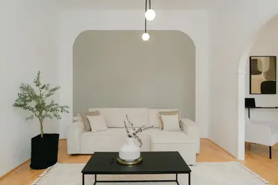 Ein Sitzbereich in der Unterkunft Stylish APT for 4-6, 5 min to center, metro & free parking